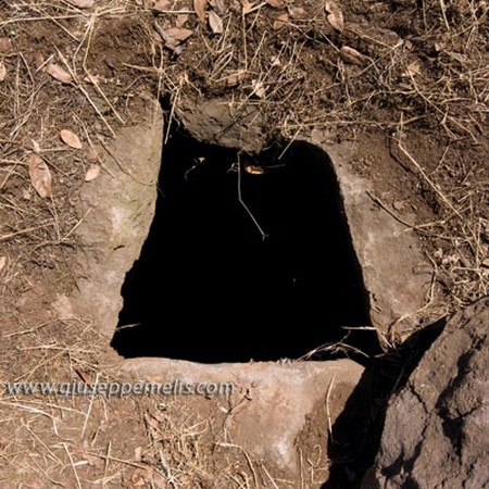 18) Nuraghe Aiga (40D_8417_1rid).jpg - L'apertura di ingresso della luce posta sulla sommità del nuraghe.
